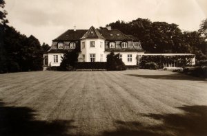 Garden front of 2 Bernstorffslund Alle, 1967.