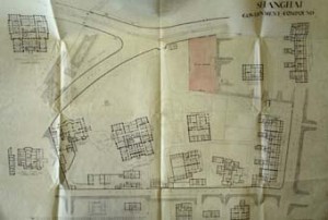 The Shanghai consular compound in 1923. (North is to the left.)  The six main buildings from N to S are: consul-general’s house, combined consular offices and Supreme Court; two assistant architect’s houses; senior vice-consul’s house; architect’s house,; and a terrace of four consular staff  houses. (The  peripheral plans are of the  first floors.)