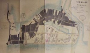 The concession area at Kiukiang, negotiated by Harry Parkes in 1861 on the bank of the Yangtze River and just outside the city walls. The consulate site is on the Bund, and marked pink.