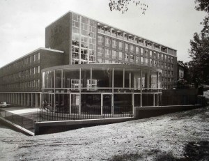 The completed offices in 1960, with the conference room - known as the Rotunda - in the foreground.