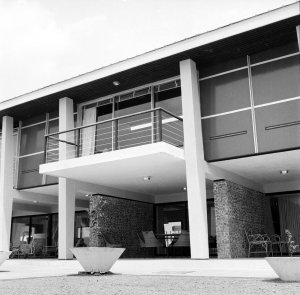 Centre part of lagoon frontage.