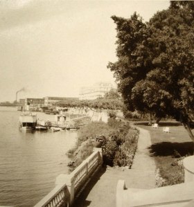 The garden reached to the river until the Corniche road was built in the early 1950s.