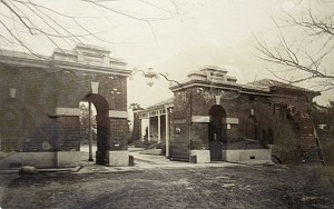 Main compound entrance with clerks' quarters beyond. 1911.