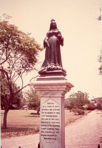 Queen Victoria at the compound entrance, with path behind running across to the landing stage, early 1900s.