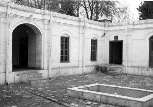 Courtyard surrounded by British Council lecture rooms, 1965.