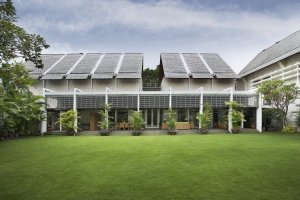 Centre block, from the garden, with drawing room at right and dining room at left, 1990s.
